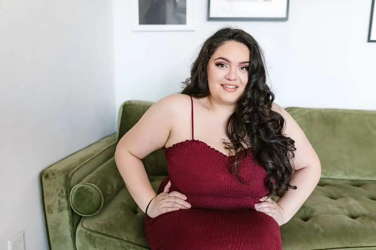 Tanie sukienki plus size na wesele: jak wybrać modnie i wygodnie