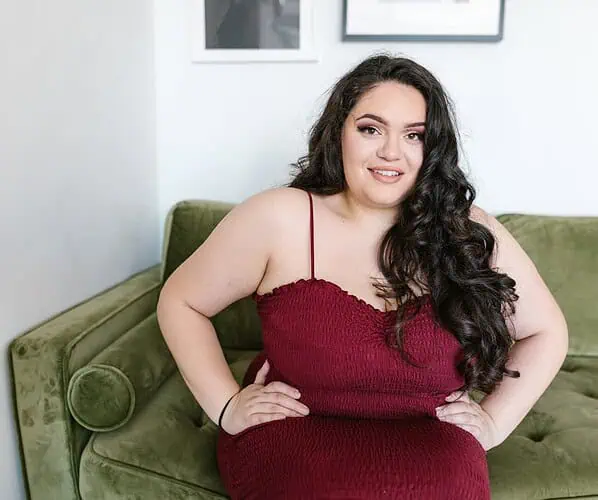 Tanie sukienki plus size na wesele: jak wybrać modnie i wygodnie