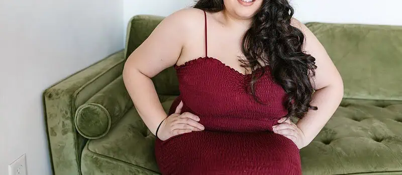 Tanie sukienki plus size na wesele: jak wybrać modnie i wygodnie