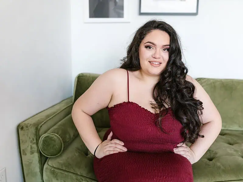 Tanie sukienki plus size na wesele: jak wybrać modnie i wygodnie