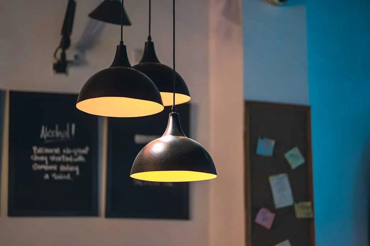 Vibia Flamingo: modułowa lampa wisząca, która rzeźbi światłem