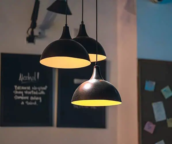 Vibia Flamingo: modułowa lampa wisząca, która rzeźbi światłem