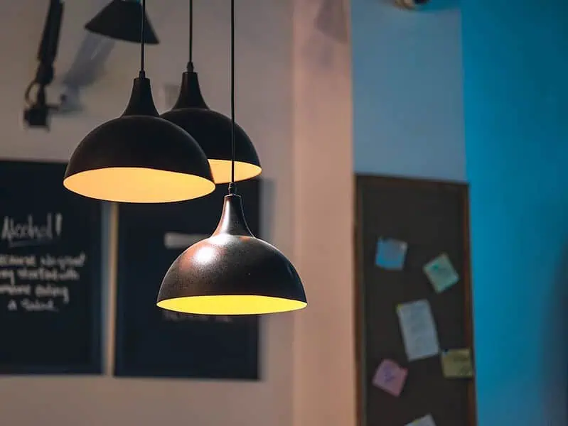 Vibia Flamingo: modułowa lampa wisząca, która rzeźbi światłem